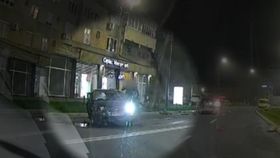 Un tânăr din Oradea a scăpat cu viață ca prin minune. Mașina pe care o conducea s-a rupt în două după ce a intrat în stâlp